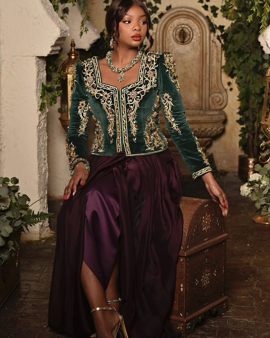 Créations d’un karakou algérien on velour de soie avec un chelqua et mousseline de soie Photo @zahra_photos.7