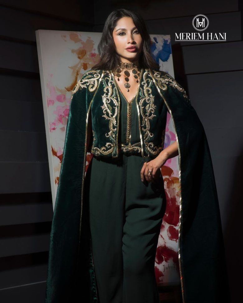 Embracing the beauty of tradition with a modern twist! #AlgerianVibes #CulturalFashion #TraditionMeetsStyle #FashionInspiration #Roots #Meriemhani (1)